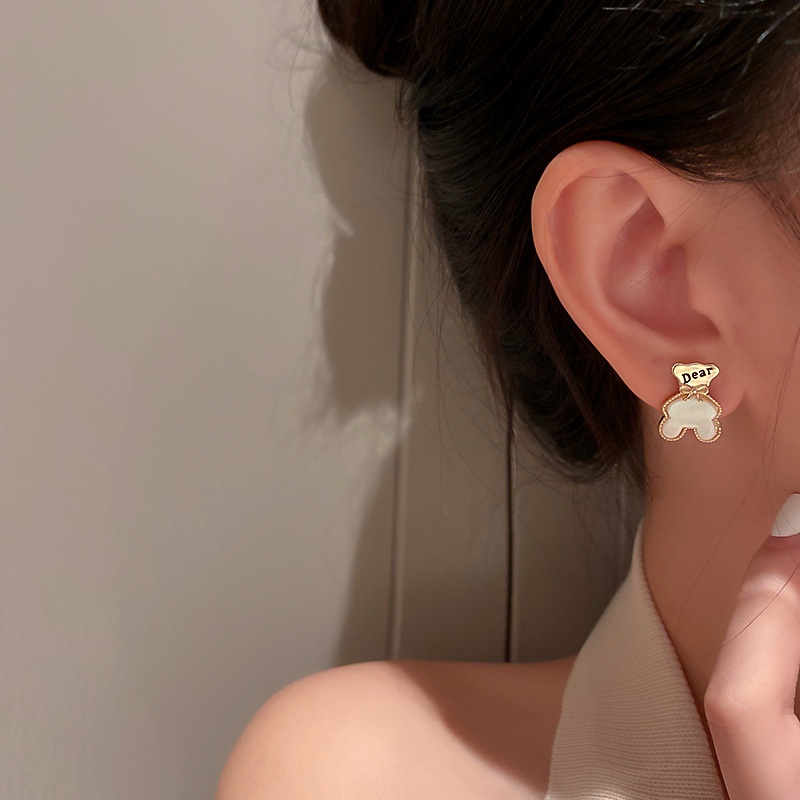 Đôi Bông Tai Hình Gấu Trắng Và Chữ Cái Thời Trang Hàn Quốc