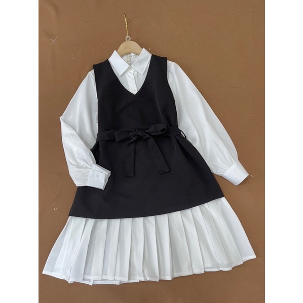 Set babydoll váy dài tay cổ sơ mi chân váy xếp ly kèm áo gile đen cổ tim Hàn Quốc
