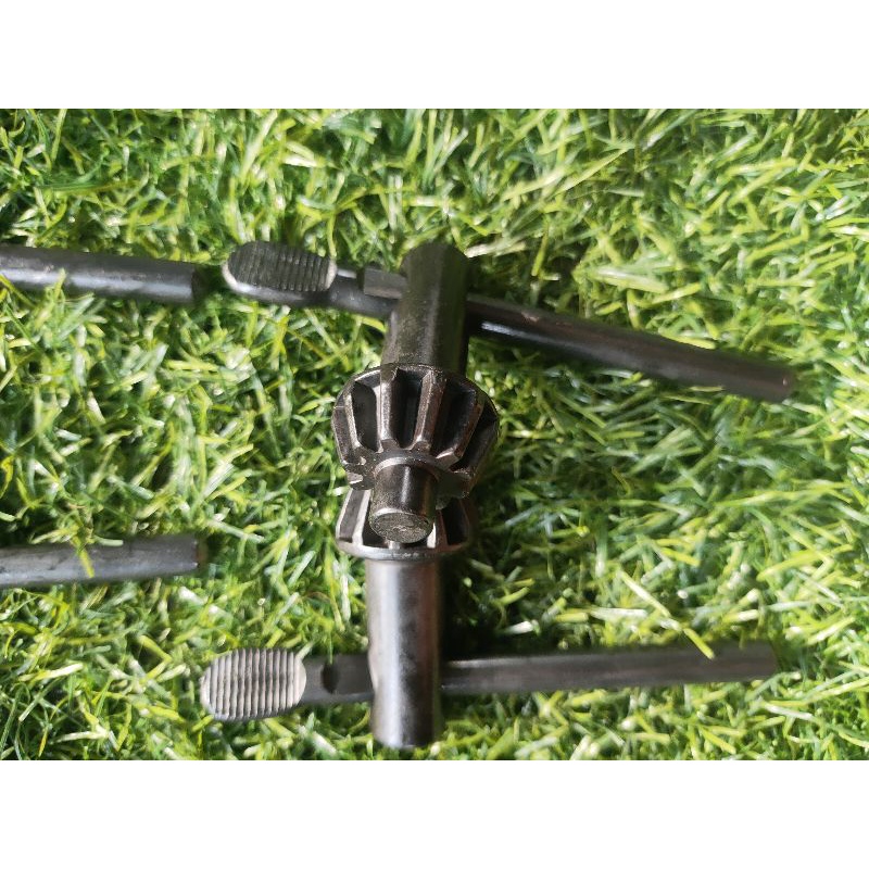 Khóa tay vặn mở bầu khoan 16mm.