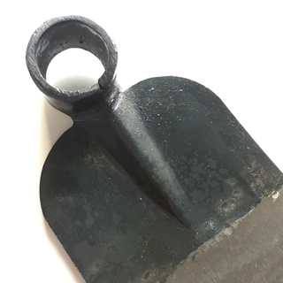Cuốc làm vườn, lưỡi cuốc đất bằng thép dày dặn.
