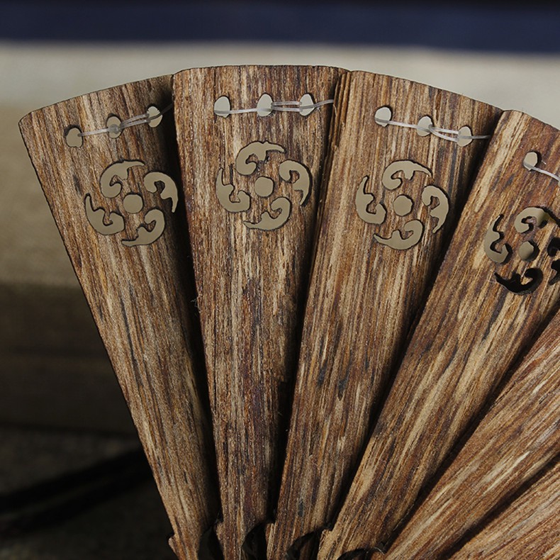 Quạt trầm hương treo xe ô tô làm từ sánh trầm hương, vật phẩm phong thủy đem lại bình an, may mắn cho gia chủ