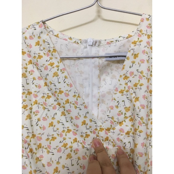 Váy Jum hoa nhí vàng dáng ngắn tay, bo eo, nơ bụng