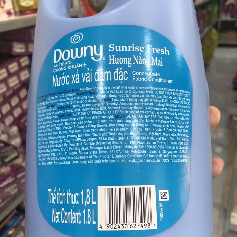 Nước Xả Vải Downy Hương Nắng Mai Chai 1.8L