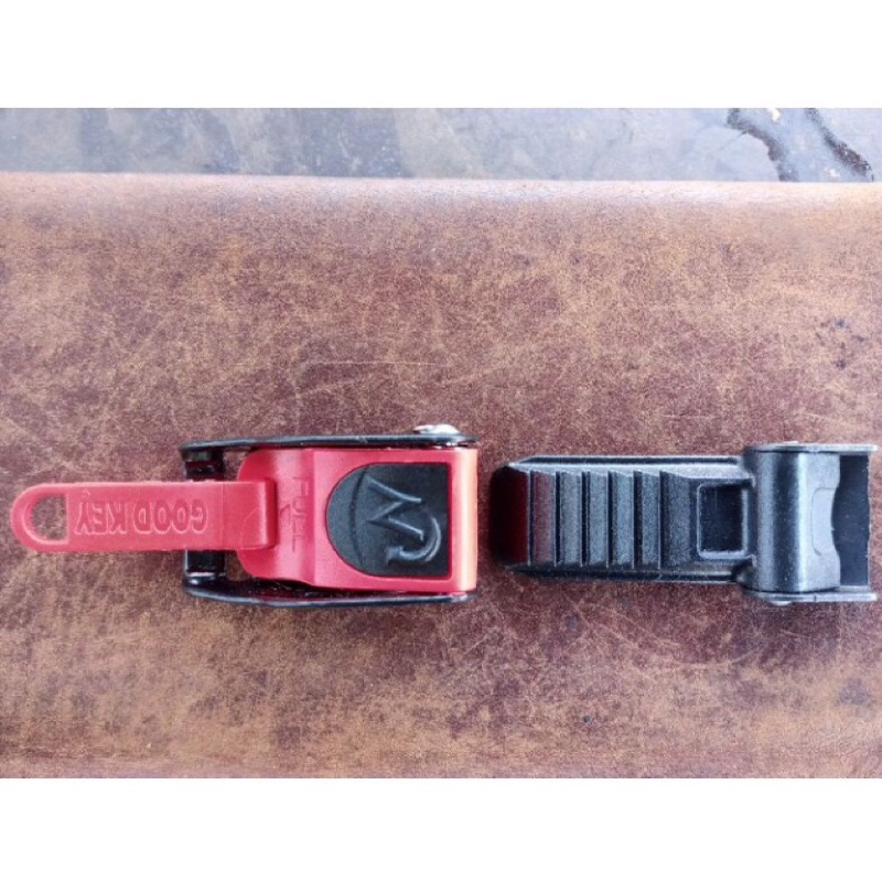 Khoá cài quai nón bảo hiểm 3/4 , nón nửa đầu