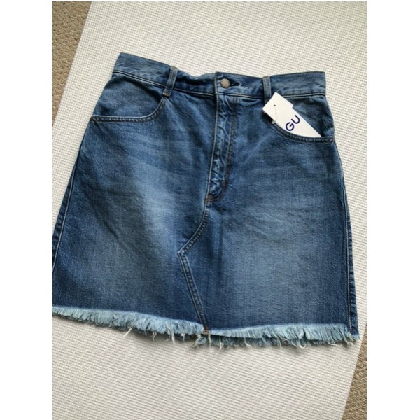 Hàng có sẵn chân váy và quần sóc bò GU. | BigBuy360 - bigbuy360.vn