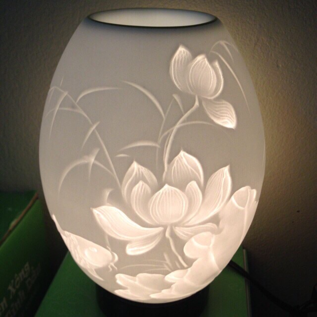 Đèn hoa sen cá chép khắc đế gỗ Bát Tràng