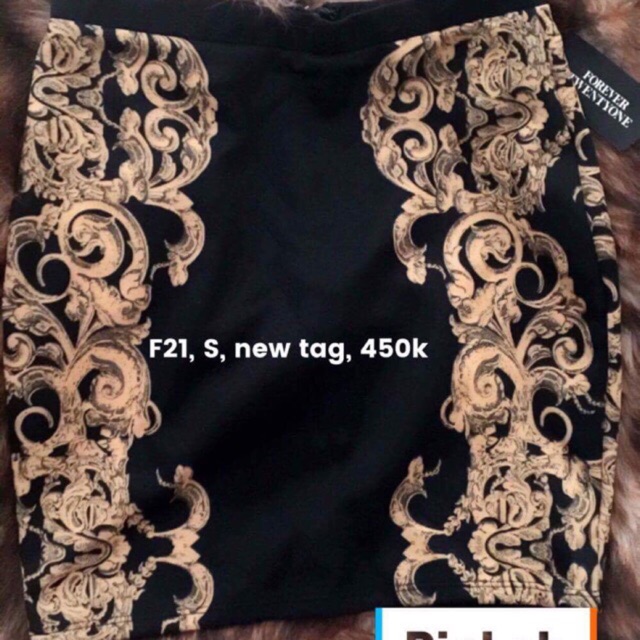 Chân váy đen hoa vàng F21