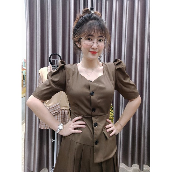 Đầm kaki cổ vuông cách điệu xếp ly
