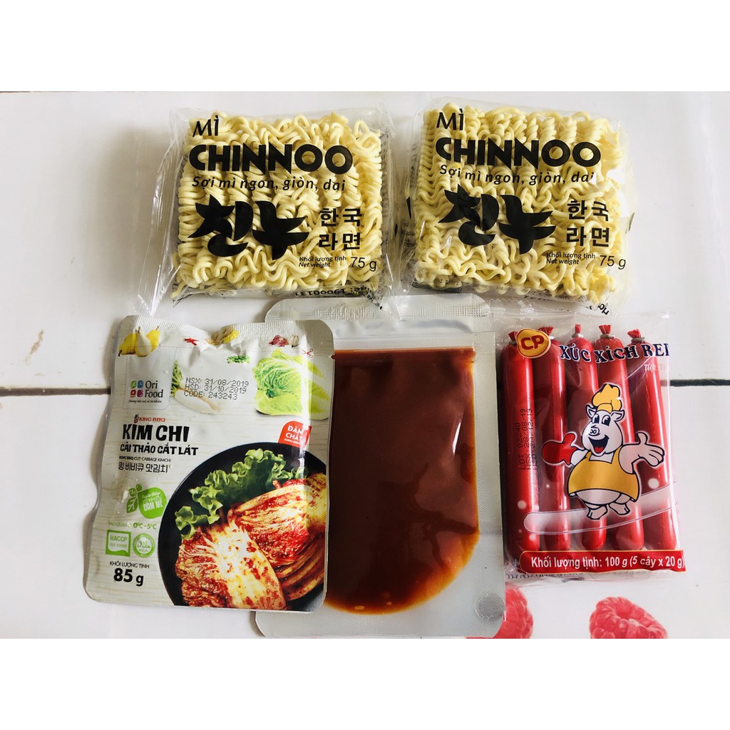 combo nấu mì cay siêu ngon (2 gói mì chinoo, kim chi, sốt, xúc xích)