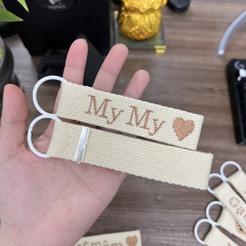 Name tag, móc khoá thêu tên theo yêu cầu