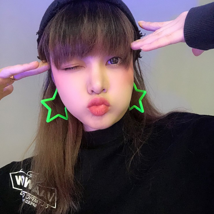 Khuyên Tai Hình Tròn Lớn Màu Sắc Dạ Quang Phong Cách Âu Mỹ Phổ Biến Dành Cho Bạn Gái