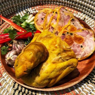 Gà rút xương jampon trứng muối