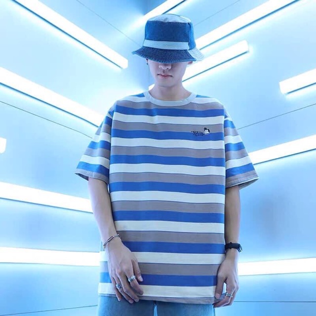 (Ảnh thật) Áo thun unisex 2 màu sọc ngang in hình cậu bé trước ngực