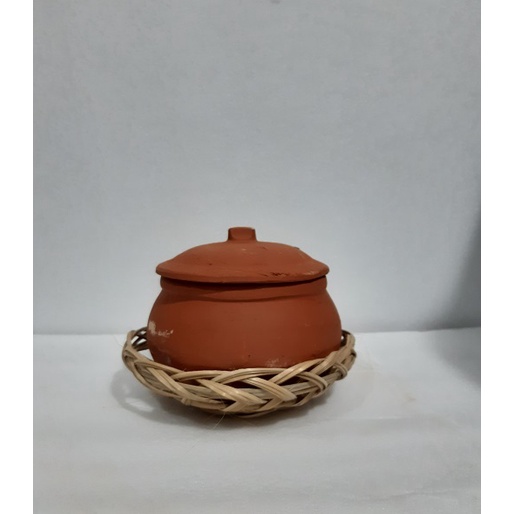 Niêu cơm nhỏ đất nung bụng 12 cm và rế tre