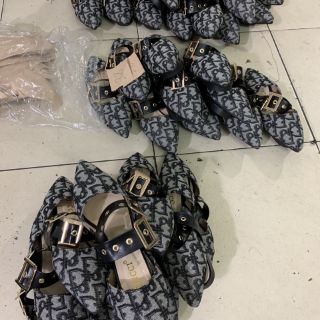 Dép sục tag khoá ngang