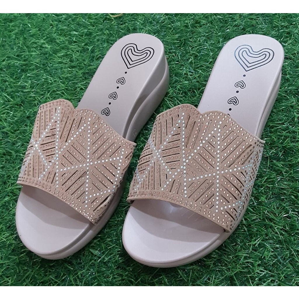 Dép nữ trung niên,mã A018,đế cao 3cm,size từ 35-39.