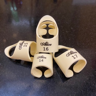 Móng đeo Alice gãy đàn guitar