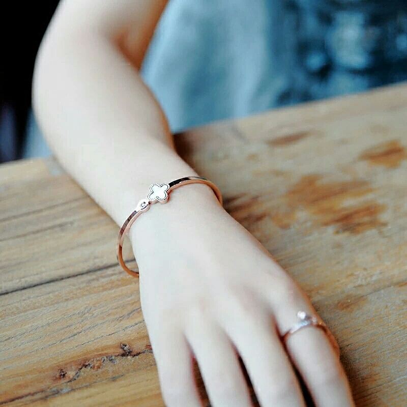 Vòng tay titan hoa cẩm xà cừ không gỉ