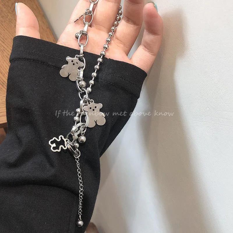 Vòng tay thép titan mặt hình gấu phong cách retro cho nữ