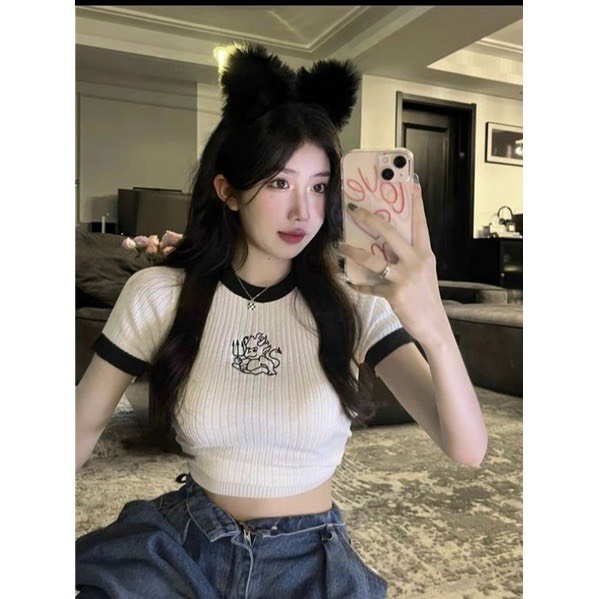 Áo Croptop Tay Ngắn Chất Thun Gân Hoạ Tiết Thêu Hình Viền Trắng