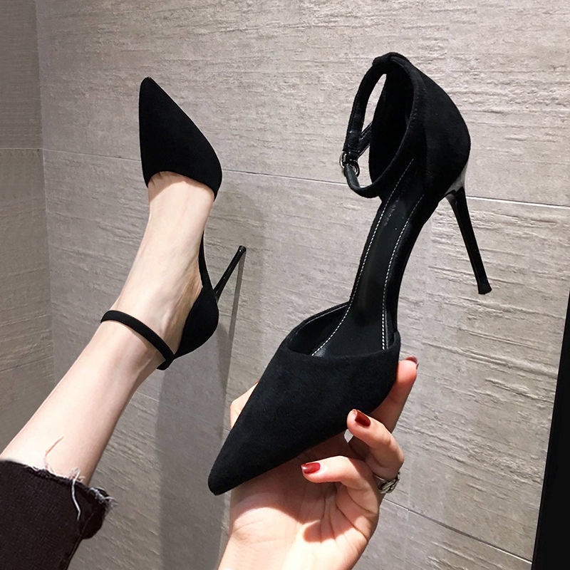 Sandal Cao Gót Mũi Nhọn Màu Đen Phối Khóa Cài Phong Cách Thời Trang Pháp Dành Cho Nữ FT6077