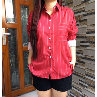 Áo sơ mi oversize sọc đỏ.