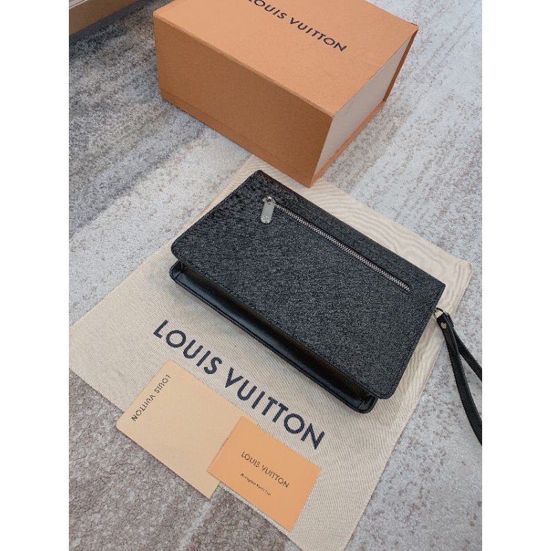 Tui nam LV cầm tay da tăm và da sần cực đẹp | BigBuy360 - bigbuy360.vn