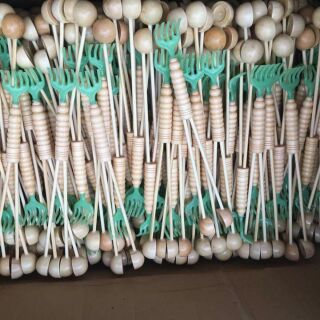 Gái lưng đấm lưng bằng gỗ