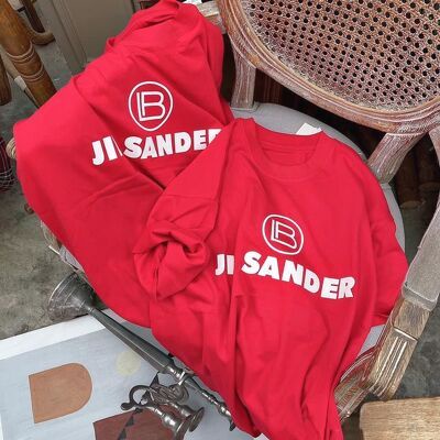 Áo phông nữ màu Đỏ fom rộng nổi bật