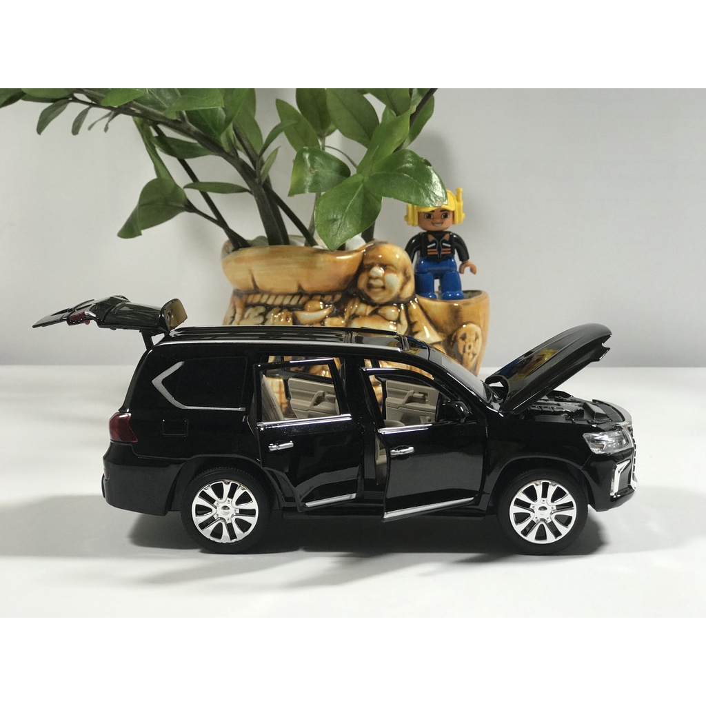 Mô hình xe ô tô Lexus LX570 tỷ lệ 1:24 bằng kim loại giá rẻ nhất
