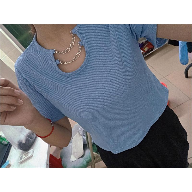 Áo kiểu ngắn tay croptop dây xích ở cổ nhẹ nhàng trẻ trung phong cách hàn quốc mới 2022