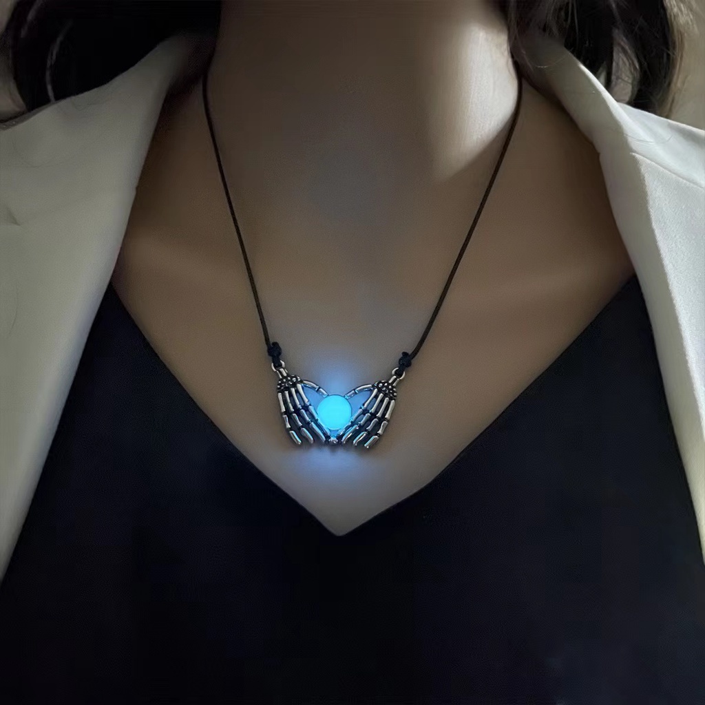 Vòng cổ Mặt Hình Bàn Tay Và Móng Vuốt Đầu Lâu Phát Sáng Phong Cách Retro