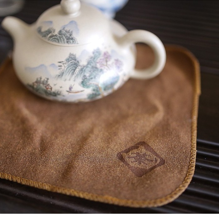 Khăn dưỡng ấm trà tử sa chuyên dụng, khích thước 19cm vừa vặn và trang nhã.