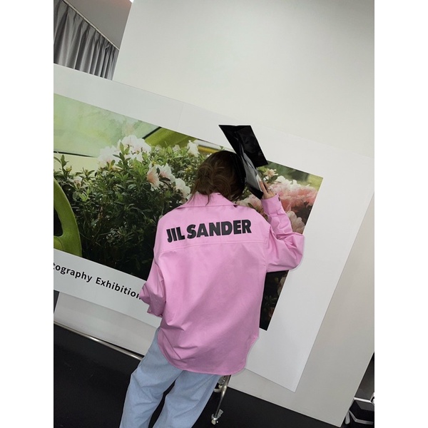 Áo sơ mi nữ dáng rộng thương hiệu Jil Sander sau lưng in logo
