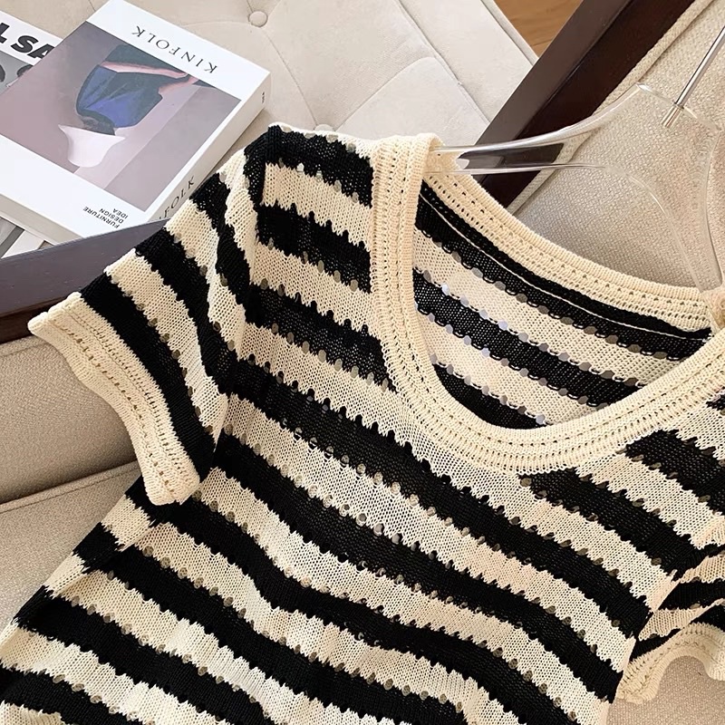 Áo len mỏng đen trắng cộc tay cổ tròn