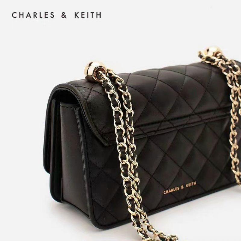 Túi Charles Keith* CNK da mềm chần ô, xích tháo rời được