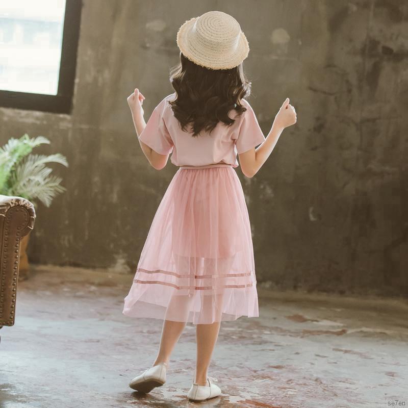 Đầm giả hai mảnh tay ngắn in chữ màu trơn dành cho bé gái