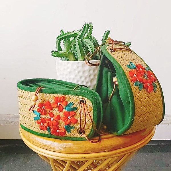Ví cỏ bàng đeo tay - thêu hoa.