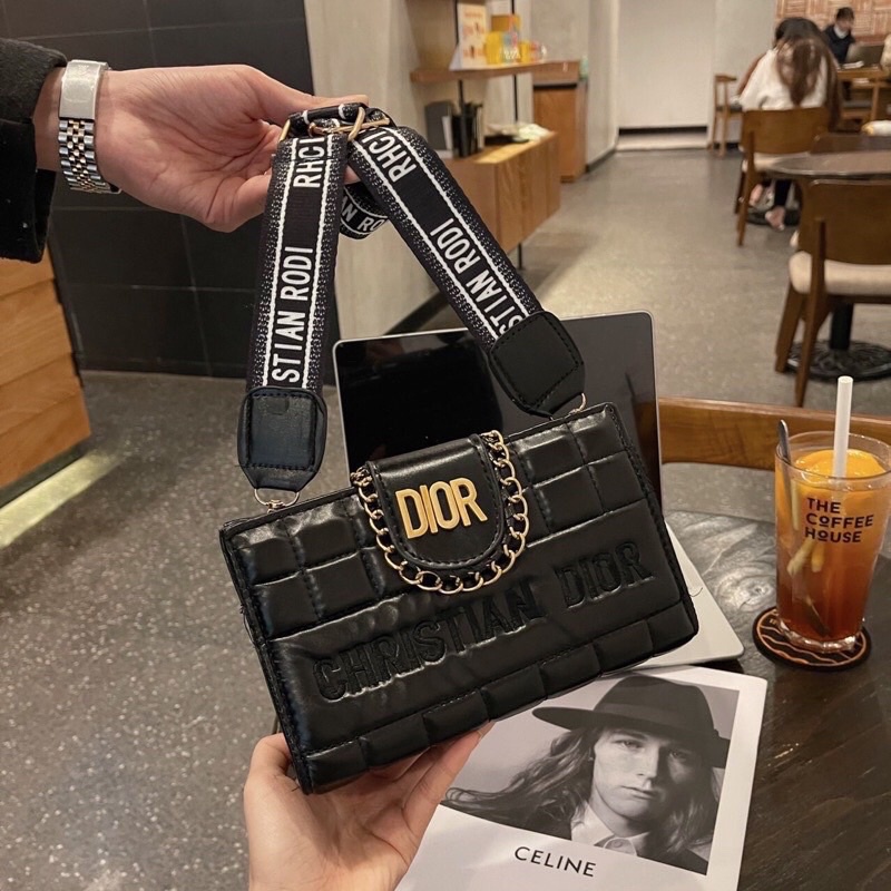 Túi Clutch Đeo Chéo Dây Bản To Logo Vàng Hot 2022