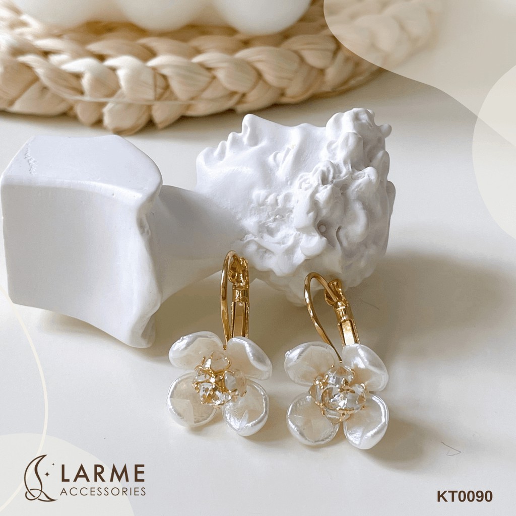 Khuyên tai, bông tai nữ nhẹ nhàng hoạ tiết bông mai trắng Larme Accessories - KT0090