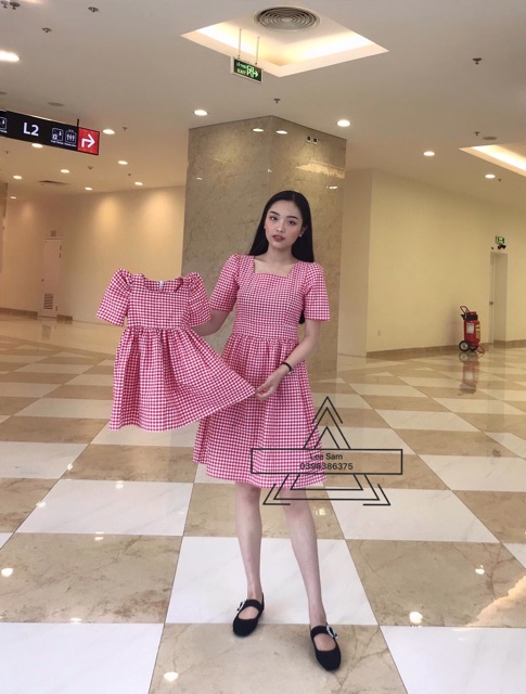 Váy đôi mẹ và bé kẻ ca rô đỏ xinh xắn thiết kế dúm eo trẻ trung năng động