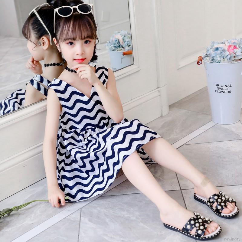 Đầm sát nách hở lưng họa tiết lượn sóng cho bé gái