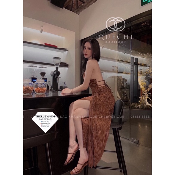 Sét cổ yếm hở lưng và chân váy maxi