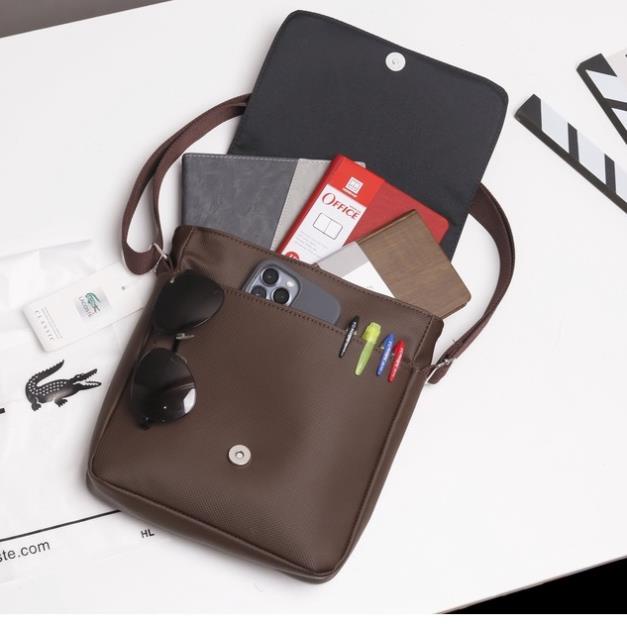 TÚI ĐEO CHÉO NAM  LACT Men's Classic Petit Piqué CHẤT LIỆU DA SI CHỐNG NƯỚC, LOGO SẮT THIẾT KẾ 1 NGĂN CHÍNH 2 ,xịn sò