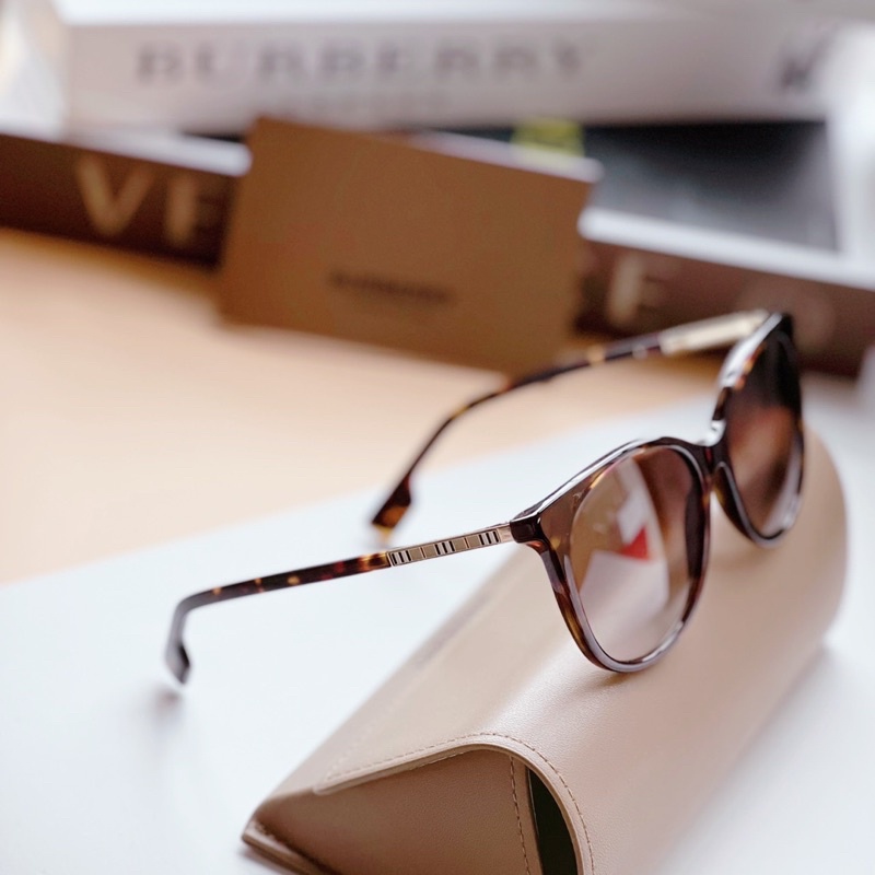 đồng hồ nữ Burberry mẫu 🆕🆕🆕 - màu dark havana sang chảnh. Form ôm dễ lên mặt .