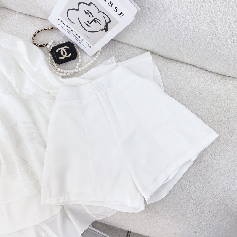SET ÁO TRẮNG RŨ TẦNG 2 DÂY HOA NỔI + QUẦN SHORT TRẮNG