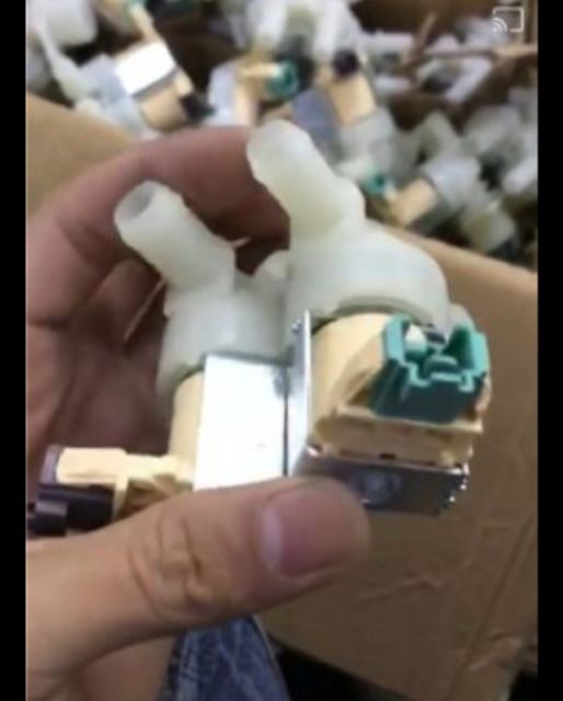 Van cấp nước đôi máy giặt Electrolux lồng ngang cửa trước