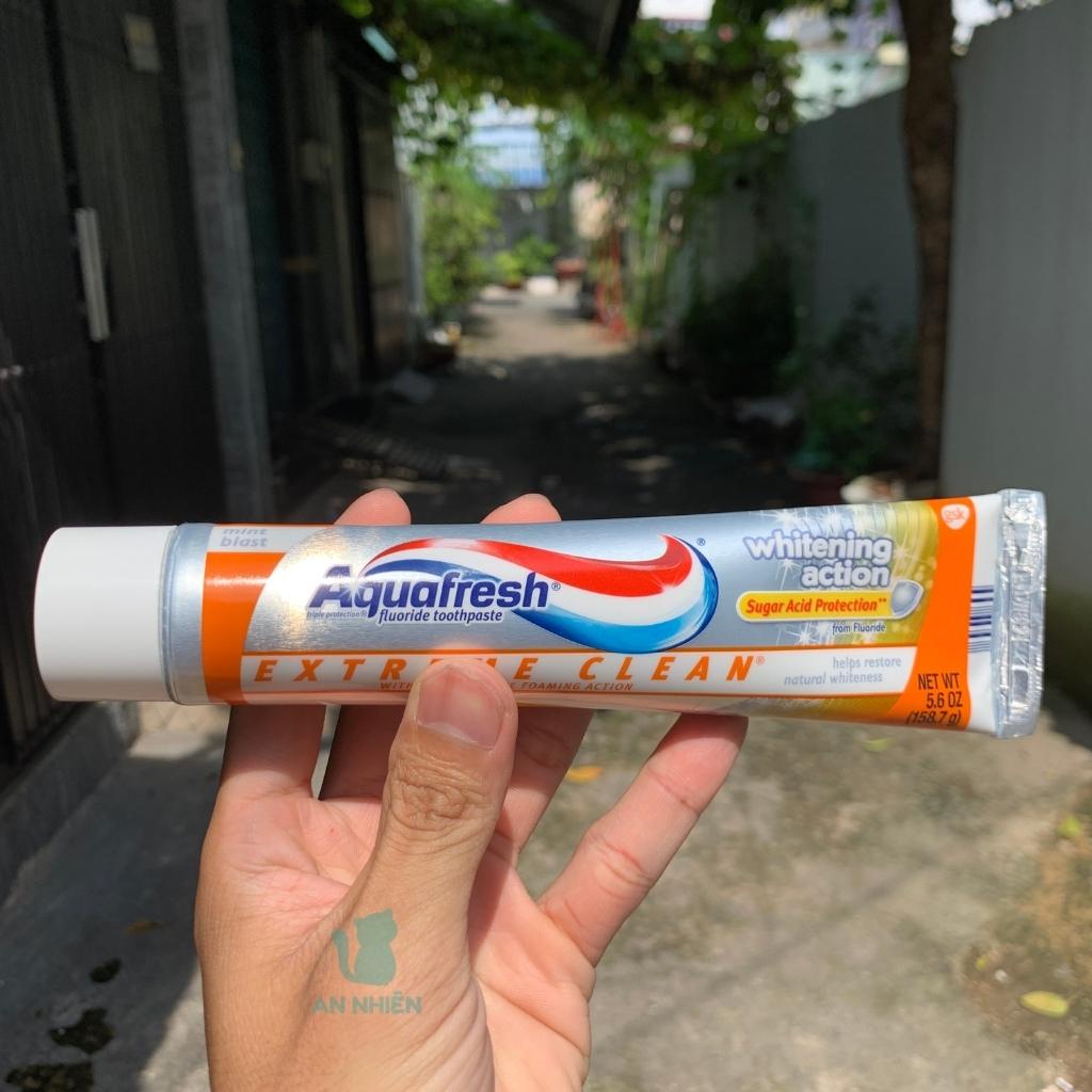 Kem đánh răng Aquafresh Extreme Clean Whitening Action 158.7g giúp răng trắng sáng