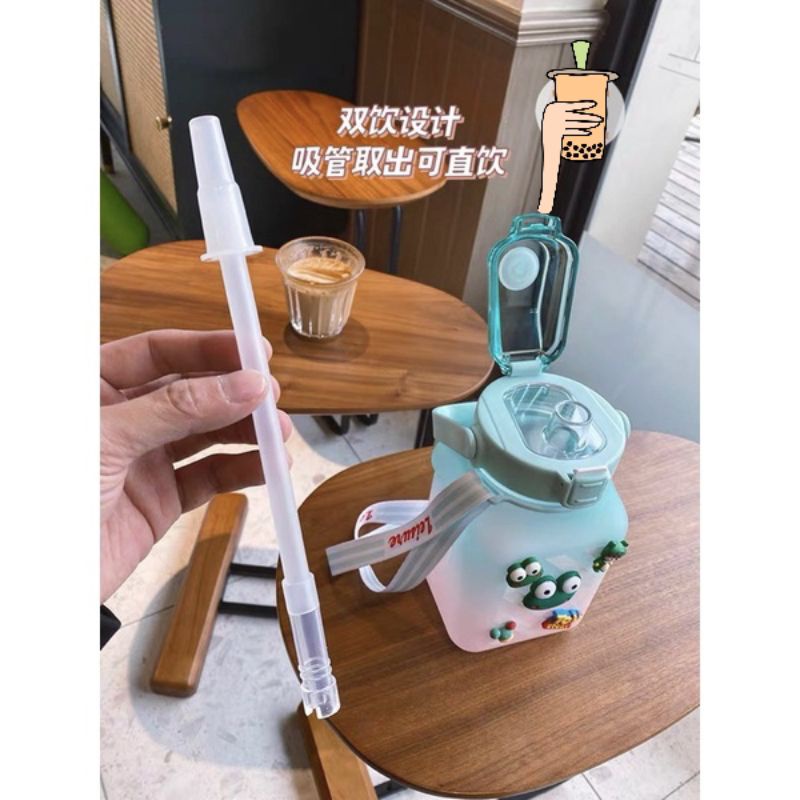 Bình nước nhựa 1500ml kèm quai đeo + 25 hình dán + 4 charm nổi 3D