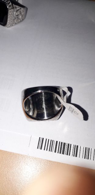Chiếc nhẫn inox trắng có đính hạt đá vuông rất đẹp